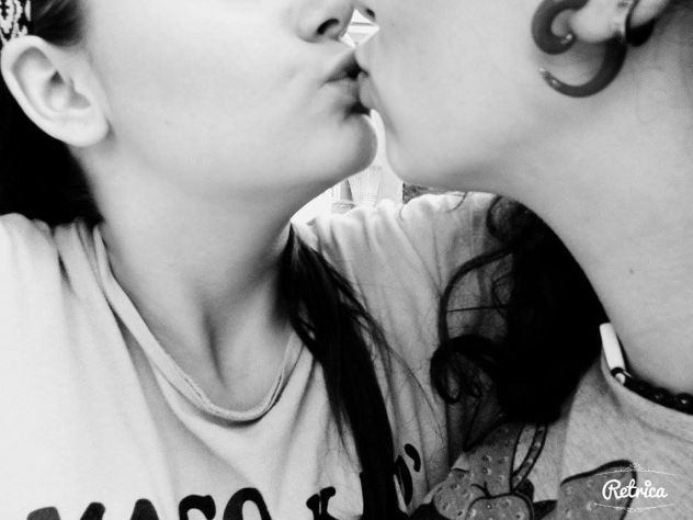 No homo. Just a sisters kiss. (nisam lezbejka,samo poljubac sestre.) ♥