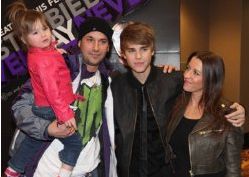 Justin Bieber s njegovom obitelji