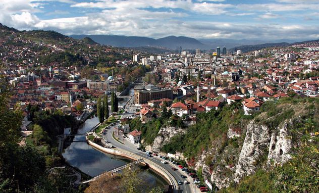 Bilo gdje da krenem o tebi sanjam  putevi me svi tebi vode, čekam s nekom čežnjom na svijetla tvoja Sarajevo ljubavi moja, Pjesme svoje imaš i ja ih pjevam želim da ti kažem šta sanjam radosti su moje i sreća tvoja  Sarajevo ljubavi moja.