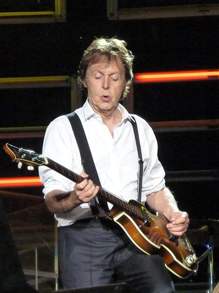 Paul McCartney svira bas gitaru
