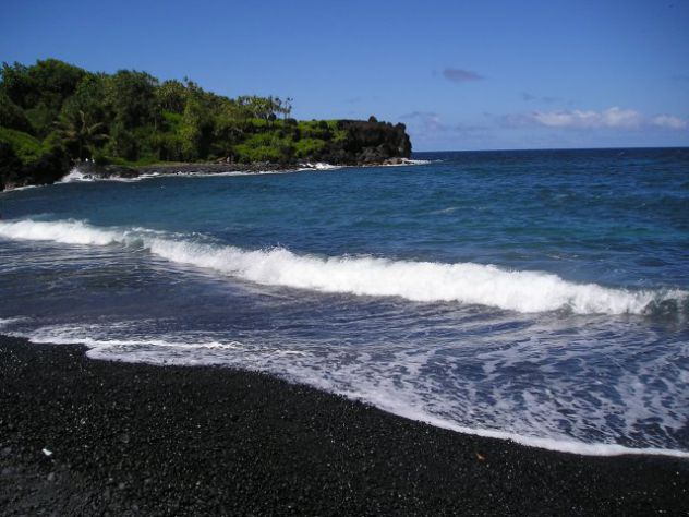 Havaji,plaža sa crnim pijeskom.