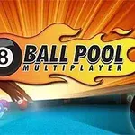 Logo igre 8 Ball Pool Multiplayer na pozadini s biljarskim stolom i kuglama