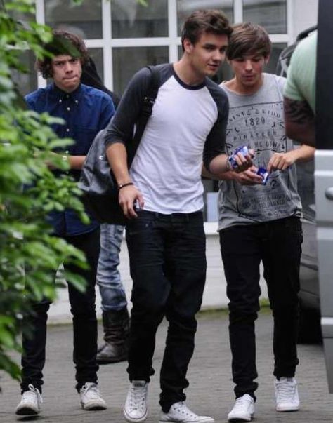 haha Harry ljut zato sto je Liam sa Louisom :'')