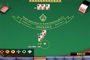 Stol za blackjack s kartama i žetonima na digitalnom zaslonu
