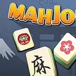 Logo igre Mahjong s tri pločice s različitim simbolima na sivkastoj pozadini s obrissima građevina