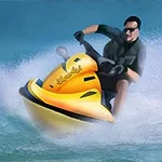 Muškarac vozi žuti jet ski na moru